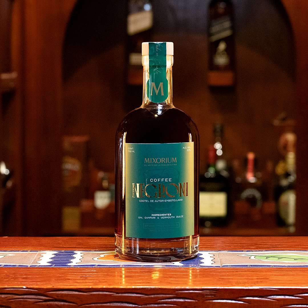 Botella de Coffee Negroni de Mixorium sobre una barra de madera
